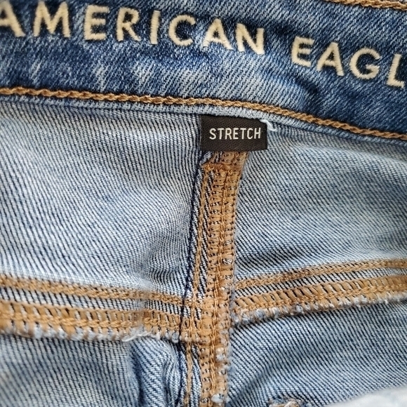 American Eagle Women's High Rise Tapered Mom Jeans in Stretch Denim Short Inseam - Picture 9 of 13